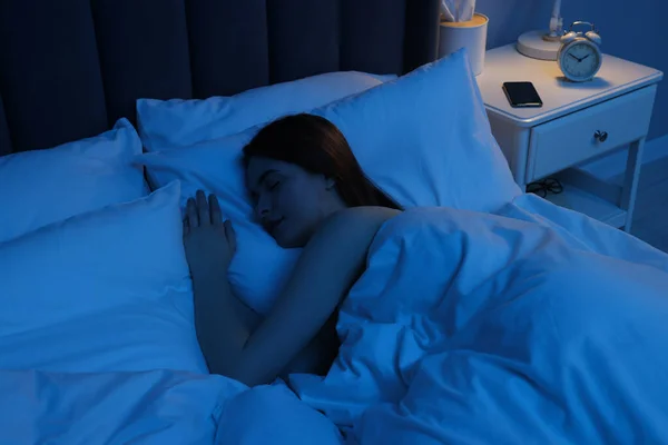 아름다운 여자가 침대에서 — 스톡 사진