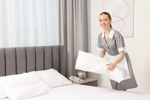 Jonge Meid Maken Bed Hotelkamer Ruimte Voor Tekst — Stockfoto