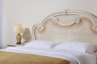 Şık yatak odası, rahat yatak ve lamba.