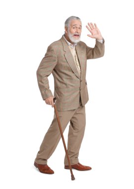 Beyaz arka planda baston sallayan son sınıf öğrencisi.