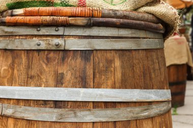 Geleneksel ahşap fıçı dışarıda, yakın plan. Şarap yapımı.