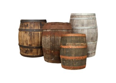 Beyaz arka planda birçok farklı ahşap variller var.