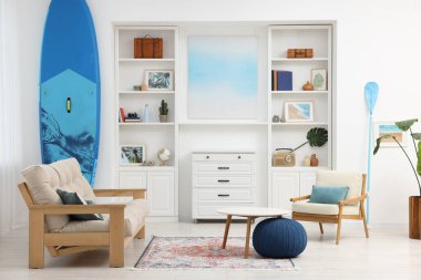 Şık oturma odasında SUP tahtası ve modern mobilyalar. İç tasarım