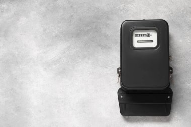 Açık gri duvardaki elektrik sayacı, metin için boşluk