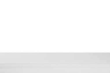 Beyaz masa örtüsü olan masa beyaza izole edilmiş.