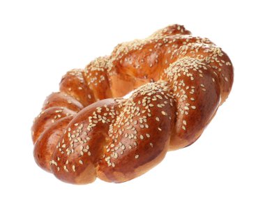 Yuvarlak örgülü ekmek beyaza izole edilmiş. Taze hamur işi