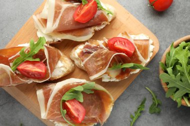 Pişmiş jambonlu, domatesli ve roka aromalı lezzetli sandviçler.