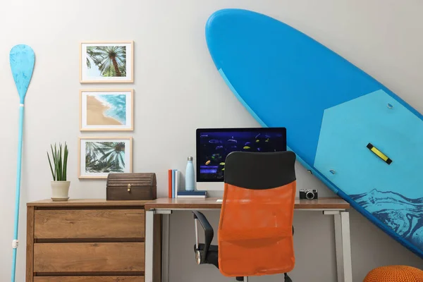 时尚的工作场所 配备了现代电脑和Sup板 房间里靠近轻墙 室内设计 — 图库照片