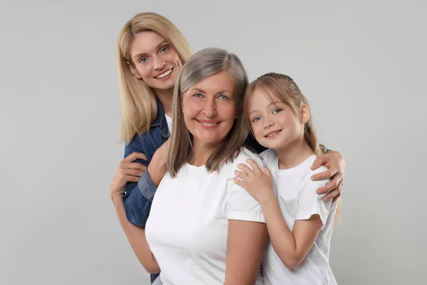 Három Generáció Boldog Nagymama Lánya Unokája Világos Szürke Háttér — Stock Fotó