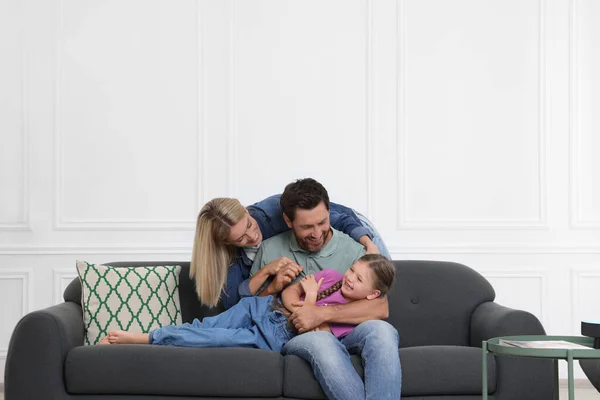 Lycklig Familj Som Har Roligt Tillsammans Soffan Hemma — Stockfoto