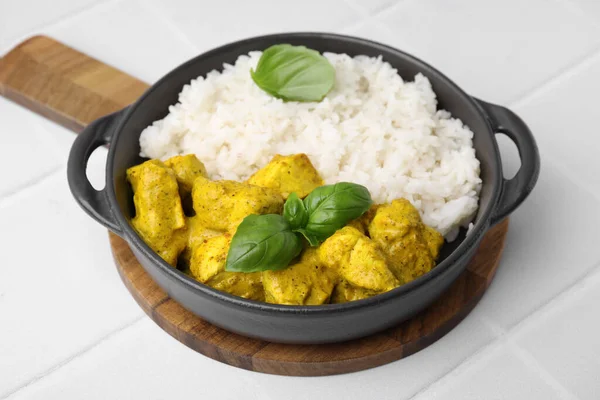 Finom Rizs Csirke Curry Mártással Fehér Csempe Asztalon Közelkép — Stock Fotó