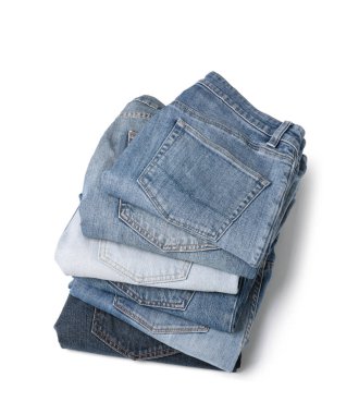 Beyaz üzerine izole edilmiş farklı katlanmış kot pantolon yığını