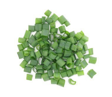 Beyaz arka planda doğranmış taze soğan, üst manzara.