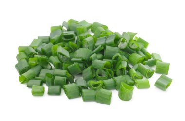 Beyaz arka planda taze taze soğan doğranmış.