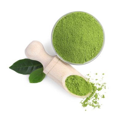 Yapraklar, kase ve kepçeyle beyaza izole edilmiş kibrit tozu, üst manzara