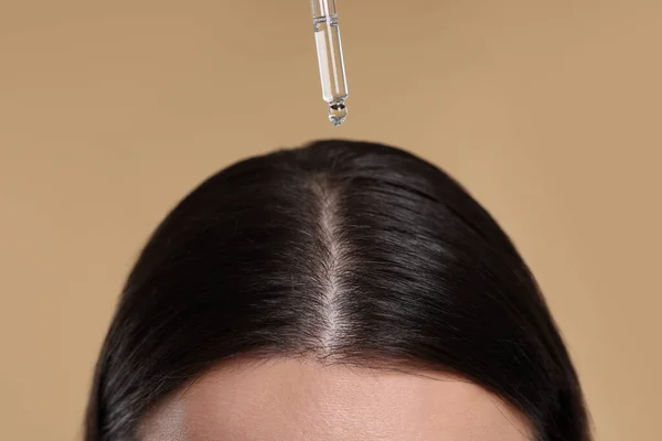 Frau Trägt Ätherisches Auf Haarwurzeln Auf Beigem Hintergrund Auf Nahaufnahme — Stockfoto