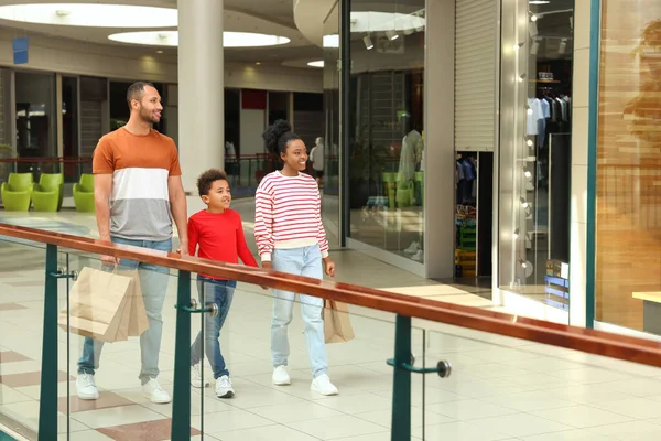 Shopping Famille Parents Heureux Fils Avec Des Achats Dans Centre — Photo