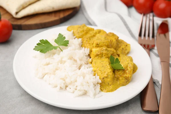 Finom Rizs Csirke Curry Szósszal Világosszürke Asztalon Közelkép — Stock Fotó