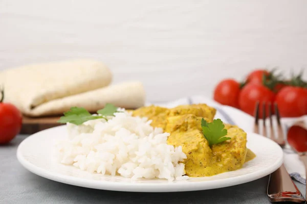 Finom Rizs Csirke Curry Szósszal Világosszürke Asztalon Közelkép — Stock Fotó