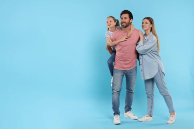 Açık mavi arkaplanda mutlu aile, metin için boşluk