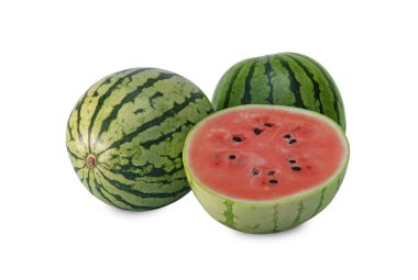 Lezzetli bir kesik ve olgun karpuzlar beyazlar üzerinde izole edilmiş.