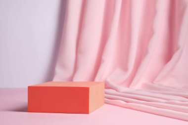 Turuncu ışık masasında duruyor, yazı için yer var. Ürün için stil sunumu