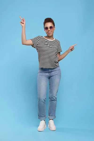 Glad Ung Kvinna Snygga Solglasögon Dansar Ljusblå Bakgrund — Stockfoto