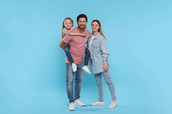 Família Feliz Juntos Fundo Azul Claro — Fotografia de Stock