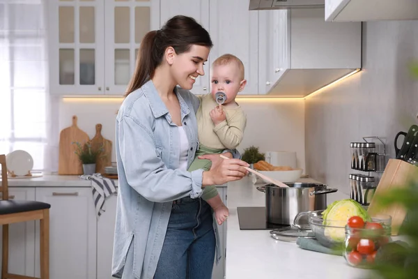 Glückliche Junge Frau Hält Ihr Süßes Kleines Baby Beim Kochen — Stockfoto