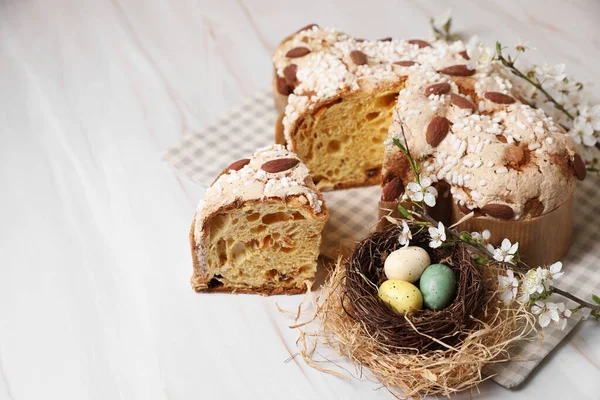 Pyszne Włoskie Ciasto Wielkanocne Tradycyjne Colomba Pasqua Dekoracyjne Gniazdo Malowanymi — Zdjęcie stockowe