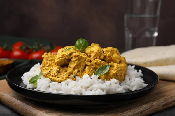 Finom Rizs Csirke Curry Mártással Táblán Közelkép — Stock Fotó