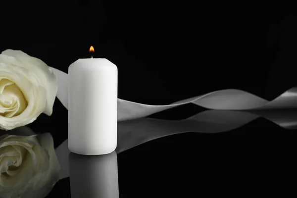 燃えるろうそく 白いバラ リボンは暗闇の黒い鏡面に テキストのためのスペース 葬儀シンボル — ストック写真