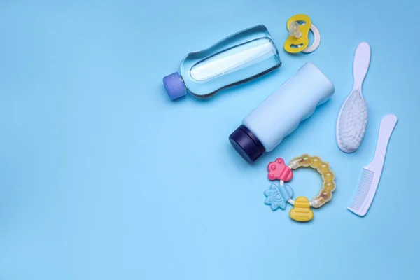 Platte Lay Compositie Met Babyverzorgingsproducten Accessoires Lichtblauwe Achtergrond Ruimte Voor — Stockfoto