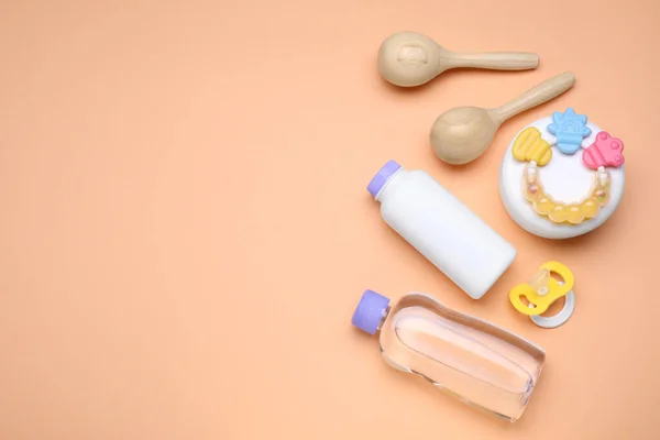 Platte Lay Compositie Met Babyverzorgingsproducten Accessoires Een Bleke Oranje Achtergrond — Stockfoto