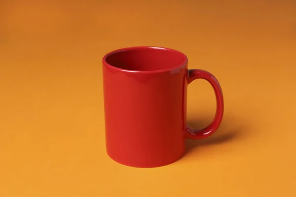 Μια Κόκκινη Κεραμική Κούπα Πορτοκαλί Φόντο — Φωτογραφία Αρχείου