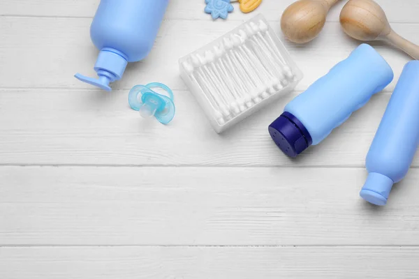 Babypuder Shampoo Schnuller Wattestäbchen Und Spielzeug Auf Weißem Holztisch Flach — Stockfoto