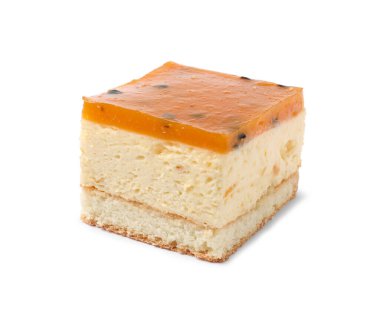 Beyaz arka planda reçelli cheesecake.