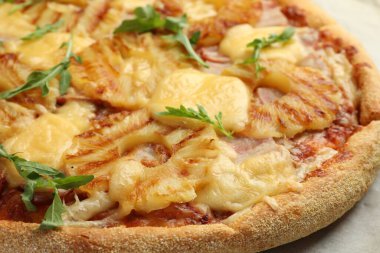 Lezzetli ananaslı pizza masasında roka, yakın plan.