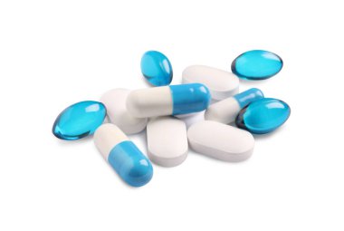 Beyaza izole edilmiş bir sürü farklı hap. Tıbbi tedavi