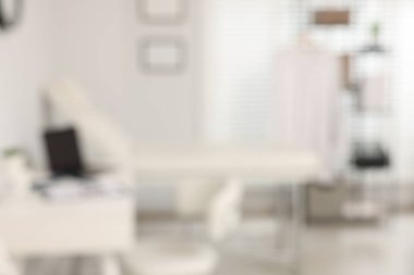 Doktorun klinikteki iş yeri ile modern tıp bürosunun bulanık görünümü