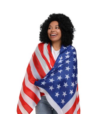 4 Temmuz - ABD 'nin Bağımsızlık Günü. Beyaz arka planda Amerikan bayrağı taşıyan mutlu kadın.