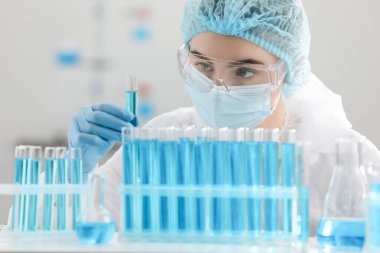 Bilim adamı holding tüp ile örnek laboratuvar