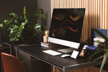 Evdeki metal masada bilgisayarı olan rahat çalışma alanı