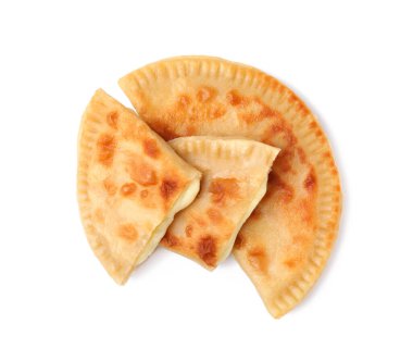 Lezzetli kızarmış chebureki, beyaz üzerine izole edilmiş peynir, üst manzara.