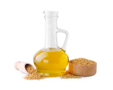 Doğal yağ ve hardal tohumları beyaza izole edilmiş.