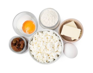 Farklı malzemeler beyaza izole edilmiş, üst görünüm. Süzme peynirli krep pişiriyorum.