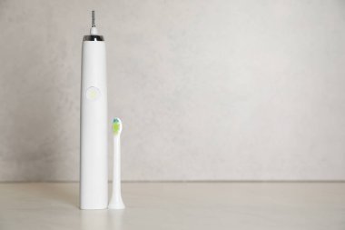 Açık arkaplanda elektrikli diş fırçası, metin için boşluk