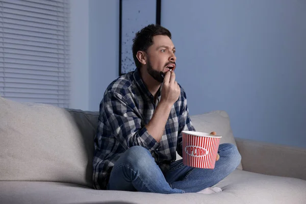 Homme Émotionnel Manger Pop Corn Tout Regardant Télévision Maison Soir — Photo