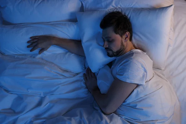 Mannen Sover Sängen Natten Ovanför Utsikten Plats För Text — Stockfoto