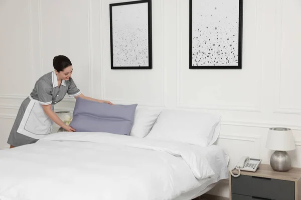 Jonge Meid Maken Bed Hotelkamer Ruimte Voor Tekst — Stockfoto